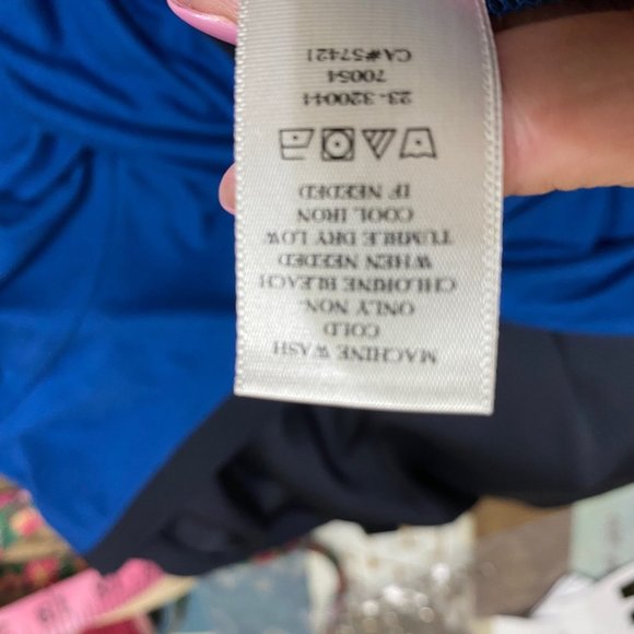 Ann Taylor M Light Weight Top with Layered Back - Picture 9 of 9